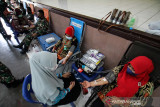 DONOR DARAH HUT TNI. Petugas Unit Donor Darah Palang Merah Indonesia (UDD-PMI) mengambil darah prajurit TNI AD saat berlangsung aksi donor darah di Lhokseumawe, Aceh. Jumat (1/10/2021). Kegiatan dalam rangka HUT Ke-76 Tentara Nasional Indonesia itu untuk membantu persediaan darah PMI selama pandemi COVID-19. ANTARA FOTO/Rahmad