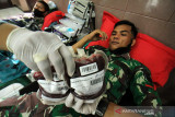 DONOR DARAH HUT TNI. Petugas Unit Donor Darah Palang Merah Indonesia (UDD-PMI) mengambil darah prajurit TNI AD saat berlangsung aksi donor darah di Lhokseumawe, Aceh. Jumat (1/10/2021). Kegiatan dalam rangka HUT Ke-76 Tentara Nasional Indonesia itu untuk membantu persediaan darah PMI selama pandemi COVID-19. ANTARA FOTO/Rahmad