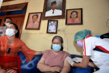 Petugas kesehatan menyuntikkan vaksin COVID-19 kepada penyandang disabilitas saat pelaksanaan vaksinasi COVID-19 secara jemput bola di kawasan Kuta, Badung, Bali, Jumat (1/10/2021). Vaksinasi yang dilakukan dari rumah ke rumah tersebut menyasar warga penyandang disabilitas dan orang dengan gangguan jiwa (ODGJ) untuk percepatan vaksinasi di Bali yang hingga Kamis (30/9) tercatat sebanyak 3.329.370 orang di wilayah Bali telah menerima vaksin COVID-19 tahap satu atau mencapai 97,78 persen dari target sasaran 3.405.130 orang. ANTARA FOTO/Fikri Yusuf/nym.