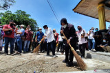 Mensos menyapu halaman Makam Syekh Burhanuddin Padang Pariaman disela kunjungan bencana