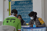 ANTUSIAS WARGA BINAAN VAKSINASI DI RUTAN ACEH. Petugas kesehatan menyuntikkan vaksin COVID-19 kepada warga binaan saat berlangsung vaksinasi di Rumah Tahanan (Rutan) Kelas III, Lhoknga , Kabupaten Aceh Besar, Aceh, Sabtu (2/10/2021). Sebanyak 200 warga binaan diberikan suntikan vaksi untuk mencegah penyebaran COVID-19. ANTARA FOTO/Ampelsa.