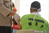 Antusias Warga Binaan Vaksinasi di Lapas Aceh Besar. Petugas kesehatan menyuntikkan vaksin COVID-19 kepada warga binaan saat berlangsung vaksinasi di Rumah Tahanan (Rutan) Kelas III, Lhoknga , Kabupaten Aceh Besar, Aceh, Sabtu (2/10/2021). Sebanyak 200 warga binaan diberikan suntikan vaksi untuk mencegah penyebaran COVID-19. ANTARA FOTO/Ampelsa.