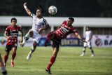 Pesepak bola Persikabo 1973 Andre (kiri) berebut bola dengan pesepak bola Bali United FC Nouri (kanan) pada babak pertama lanjutan Liga 1 2021-2022 di Stadion Madya Gelora Bung Karno, Sabtu (2/10/2021). Pertandingan berakhir imbang dengan skor 1 - 1. ANTARA FOTO/Aprillio Akbar/nym.