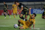 Pesepak bola Barito Putera Bayu Pradana (kiri) berebut bola dengan pesepak bola Bhayangkara FC Andik Vermansyah (kanan) saat bertanding pada laga lanjutan BRI Liga 1 di Stadion Si Jalak Harupat, Kabupaten Bandung, Jawa Barat, Minggu (3/10/2021). Pertandingan tersebut dimenangkan oleh Bhayangkara FC dengan skor 3-2. ANTARA FOTO/Raisan Al Farisi/agr