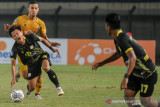 Pesepak bola Bhayangkara FC Renan Silva (kiri) berebut bola dengan pesepak bola Barito Putera Rifky Suryawan (kanan) saat bertanding pada laga lanjutan BRI Liga 1 di Stadion Si Jalak Harupat, Kabupaten Bandung, Jawa Barat, Minggu (3/10/2021). Pertandingan tersebut dimenangkan oleh Bhayangkara FC dengan skor 3-2. ANTARA FOTO/Raisan Al Farisi/agr