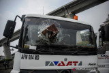 Kondisi sebuah truk yang mengalami kecelakaan di kilometer 134 Jalan Tol Purbaleunyi di Pasir Koja, Bandung, Jawa Barat, Minggu (3/10/2021). Kecelakaan yang melibatkan sebuah truk pengangkut tiang bor, sebuah travel dan sebuah mobil keluarga tersebut masih dalam penyelidikan petugas. ANTARA FOTO/Raisan Al Farisi/agr