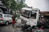 Seorang supir truk berada di depan kabin truk yang mengalami kecelakaan di kilometer 134 Jalan Tol Purbaleunyi di Pasir Koja, Bandung, Jawa Barat, Minggu (3/10/2021). Kecelakaan yang melibatkan sebuah truk pengangkut tiang bor, sebuah travel dan sebuah mobil keluarga tersebut masih dalam penyelidikan petugas. ANTARA FOTO/Raisan Al Farisi/agr