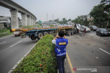 Petugas Jasa Marga memotret kondisi truk yang mengalami kecelakaan di kilometer 134 Jalan Tol Purbaleunyi di Pasir Koja, Bandung, Jawa Barat, Minggu (3/10/2021). Kecelakaan yang melibatkan sebuah truk pengangkut tiang bor, sebuah travel dan sebuah mobil keluarga tersebut masih dalam penyelidikan petugas. ANTARA FOTO/Raisan Al Farisi/agr