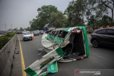 Kondisi sebuah mobil travel yang mengalami kecelakaan di kilometer 134 Jalan Tol Purbaleunyi di Pasir Koja, Bandung, Jawa Barat, Minggu (3/10/2021). Kecelakaan yang melibatkan sebuah truk pengangkut tiang bor, sebuah travel dan sebuah mobil keluarga tersebut masih dalam penyelidikan petugas. ANTARA FOTO/Raisan Al Farisi/agr