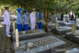 Tabur Bunga Makam Pahlawan Terapkan Prokes. Prajurit TNI bersama istri menaburkan bungan seusai upacara ziarah nasional di Makam Pahlawan, Banda Aceh, Aceh, Senin (4/10/2021). Upacara ziarah nasional dilanjut  tabur bunga di Makam Pahlawan dengan menerapkan protokol kesehatan itu dalam rangka menyambut HUT TNI ke 76  tanggal 5 Oktober 2021. ANTARA FOTO/Ampelsa.