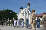 Tabur Bunga Makam Pahlawan Terapkan Prokes. Prajurit TNI mengikuti upacara ziarah nasional dan dilanjutkan tabur bunga di Makam Pahlawan, Banda Aceh, Aceh, Senin (4/10/2021). Upacara ziarah nasional dilanjut  tabur bunga di Makam Pahlawan dengan menerapkan protokol kesehatan itu dalam rangka menyambut HUT TNI ke 76  tanggal 5 Oktober 2021. ANTARA FOTO/Ampelsa.