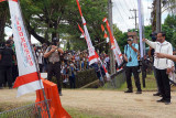 Presiden Joko Widodo (kedua kanan) menyapa warga di depan halaman Batalyon 762 Vira Yudha Sakti di Kota Sorong, Papua Barat, Senin (4/10/2021). Masyarakat Sorong antusias menyambut kedatangan Jokowi yang berkunjung ke Sorong dalam rangka kunjungan kerja. ANTARA FOTO/Olha Mulalinda/nym.