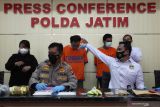 Polisi menunjukkan tersangka serta barang bukti saat ungkap kasus peredaran narkoba di Polda Jawa Timur, Surabaya, Jawa Timur, Senin (4/10/2021). Ditresnarkoba Polda Jawa Timur mengamankan dua tersangka di dua tempat kejadian perkara (TKP) berbeda atas kasus dugaan mengedarkan narkoba serta mengamankan barang bukti beberapa diantaranya sabu seberat 2,6 kilogram serta pil ekstasi sebanyak 675 butir. Antara Jatim/Didik Suhartono/zk.