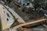 Foto udara inline skate park di Bantaran Sungai Cipamokolan, Bandung, Jawa Barat, Selasa (5/10/2021). Pemerintah Kota Bandung, menata sejumlah bantaran sungai menjadi taman dan tempat bermain anak guna mendukung program Bandung Ramah Anak. ANTARA FOTO/Raisan Al Farisi/agr