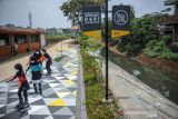 Sejumlah anak bermain inline skate di Skate Park Bantaran Sungai Cipamokolan, Bandung, Jawa Barat, Selasa (5/10/2021). Pemerintah Kota Bandung, menata sejumlah bantaran sungai menjadi taman dan tempat bermain anak guna mendukung program Bandung Ramah Anak. ANTARA FOTO/Raisan Al Farisi/agr