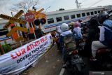 Petugas tangani perempuan tertabrak kereta api di Kabupaten Kediri