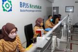 Petugas melayani peserta BPJS Kesehatan dengan tanpa tatap muka di kantor BPJS Kesehatan Sidoarjo, Jawa Timur, Selasa (5/10/2021). BPJS Kesehatan telah bekerja sama dengan 714 rumah sakit dengan sarana kemoterapi, 507 rumah sakit dengan onkologi board, dan 35 rumah sakit dengan sarana radioterapi yang tersebar di seluruh Indonesia untuk melayani pasien Jaminan Kesehatan Nasional-Kartu Indonesia Sehat (JKN-KIS) yang mengidap kanker sebagai upaya promotif dan preventif untuk menekan angka pertumbuhan penderita kanker. Antara Jatim/Umarul Faruq/zk.