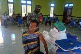 Personel TNI monitoring kegiatan vaksinasi warga Deiyai Papua
