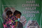 PERINGATAN HARI CEREBRAL PALSY DENGAN PROKES COVID-19. Orang tua menggendong anaknya mengenakan masker sebelum kegiatan  lomba kreativitas menggambar dan mewarnai di Yayasan Sahabat Difabel, desa Meunasah Papan, Kabupaten Aceh Besar, Aceh, Rabu (6/10/2021).  Lomba kreativitas anak dalam rangka memperingati hari Cerebral Palsy Sedunia  digelar tetap menerapkan protokol kesehatan guna mencegah penyeberan COVID-19. ANTARA FOTO/Ampelsa