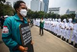 Mahasiswa melakukan aksi simbolik di kawasan Monas, Jakarta, Rabu (6/10/2021). Aksi yang diikuti oleh aliansi BEM seluruh Indonesia ini untuk memperingati satu tahun perjalanan Omnibus Law. ANTARA FOTO/Rivan Awal Lingga/hp.