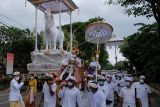 Umat Hindu mengikuti prosesi manah toyah ning dalam rangkaian upacara ngaben atau pelebon mendiang Ida Pedanda Nabe Gede Dwija Ngenjung di kawasan Sanur, Denpasar, Bali, Rabu (6/10/2021). Ida Pedanda Nabe Gede Dwija Ngenjung yang tutup usia 87 tahun tersebut juga merupakan pionir pariwisata Bali dan upacara Ngaben akan dilangsungkan pada Jumat (8/10/2021). ANTARA FOTO/Nyoman Hendra Wibowo/nym.