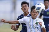 Pesepak bola Jawa Barat Yoga Adiyatama (depan) berusaha mempertahanan bola dari rebutan pesepak bola Kalimantan Timur Ical (belakang) pada babak enam besar Sepak Bola Putra PON Papua di Stadion Barnabas Youwe, Sentani, Kabupaten Jayapura, Papua, Rabu (6/10/2021). ANTARA FOTO/Zabur Karuru/wsj. 