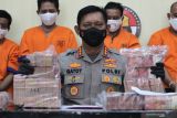 Polisi menunjukkan tersangka dan barang bukti saat ungkap kasus pembuatan dan peredaran uang palsu di Polda Jawa Timur, Surabaya, Jawa Timur, Kamis (7/10/2021). Polda Jawa Timur bersama Polresta Banyuwangi menangkap lima tersangka atas kasus dugaan membuat serta mengedarkan uang palsu dan mengamankan sejumlah barang bukti diantaranya uang palsu pecahan Rp100.000 sebanyak 37.371 lembar serta sejumlah alat produksinya. Antara Jatim/Didik Suhartono/zk.