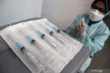 Petugas kesehatan menyiapkan alat suntik vaksin COVID-19 jenis Pfizer kepada warga di gedung Hemodialisis Rumah Sakit Umum Daerah (RSUD) Sidoarjo, Jawa Timur, Kamis (7/10/2021). Sidoarjo menerima 117.000 dosis vaksin Pfizer untuk program vaksinasi massal dengan target sasarannya 12 tahun keatas termasuk ibu hamil dan orang dengan komorbit. Antara Jatim/Umarul Faruq/zk.