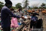 PEMBAGIAN MAKANAN BAGI PEMULUNG. Warga membagikan nasi kotak kepada pemulung di tempat pembuangan akhir (TPA) Alue Lim Lhokseumawe, Aceh, Jumat (8/10/2021). Pembagian makanan gratis tersebut untuk membantu meringankan beban ekonomi masyarakat sebagai bentuk kepedulian terhadap sesama di tengah pandemi COVID-19. ANTARA/Rahmad