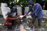 PEMBAGIAN MAKANAN BAGI PEMULUNG. Warga membagikan nasi kotak kepada pemulung di tempat pembuangan akhir (TPA) Alue Lim Lhokseumawe, Aceh, Jumat (8/10/2021). Pembagian makanan gratis tersebut untuk membantu meringankan beban ekonomi masyarakat sebagai bentuk kepedulian terhadap sesama di tengah pandemi COVID-19. ANTARA/Rahmad