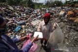 PEMBAGIAN MAKANAN BAGI PEMULUNG. Warga membagikan nasi kotak kepada pemulung di tempat pembuangan akhir (TPA) Alue Lim Lhokseumawe, Aceh, Jumat (8/10/2021). Pembagian makanan gratis tersebut untuk membantu meringankan beban ekonomi masyarakat sebagai bentuk kepedulian terhadap sesama di tengah pandemi COVID-19. ANTARA/Rahmad