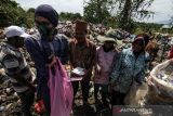 PEMBAGIAN MAKANAN BAGI PEMULUNG. Warga membagikan nasi kotak kepada pemulung di tempat pembuangan akhir (TPA) Alue Lim Lhokseumawe, Aceh, Jumat (8/10/2021). Pembagian makanan gratis tersebut untuk membantu meringankan beban ekonomi masyarakat sebagai bentuk kepedulian terhadap sesama di tengah pandemi COVID-19. ANTARA/Rahmad