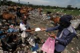 Warga membagikan nasi kotak kepada pemulung di Tempat Pembuangan Akhir (TPA) Alue Lim Lhokseumawe, Aceh, Jumat (8/10/2021). Pembagian makanan gratis tersebut untuk membantu meringankan beban ekonomi masyarakat sebagai bentuk kepedulian terhadap sesama di tengah pandemi COVID-19. ANTARA FOTO/Rahmad/rwa.
