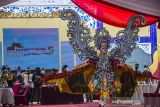 Peserta mengikuti Fashion Carnaval Sasirangan di Plaza Mercure, Banjarmasin, Kalimantan Selatan, Sabtu (9/10/2021). Fashion Carnaval Sasirangan menampilkan busana sasirangan kreasi tersebut merupakan rangkaian kegiatan Banjarmasin Sasirangan Festival 2021 yang bertujuan untuk memperkenalkan kain sasirangan di tingkat Nasional hingga Internasional itu tetap digelar di masa pandemi COVID-19 dengan menerapkan protokol kesehatan. Foto Antaranews Kalsel/Bayu Pratama S.