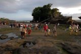 Wisatawan mengunjungi objek wisata Tanah Lot pada pemberlakuan pembatasan kegiatan masyarakat (PPKM) level 3 di Tabanan, Bali, Sabtu (9/10/2021). Objek wisata di Pulau Dewata tersebut mulai ramai dikunjungi wisatawan domestik setelah kasus COVID-19 melandai dan menjelang dibukanya kembali pariwisata Bali untuk wisatawan mancanegara pada 14 Oktober 2021 mendatang. ANTARA FOTO/Nyoman Hendra Wibowo/nym.