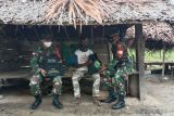 Personel TNI bagikan sembako ke warga Skanto Keerom
