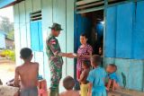 Satgas TNI Yonif 403 bagikan sembako ke rumah warga perbatasan RI-PNG