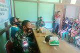 Satgas Yonif 144/JY membantu bagikan BLT desa di batas RI-Malaysia