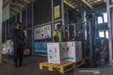 Personel Brimob berjaga saat pemindahan paket berisi vaksin Pfizer di Terminal Kargo Bandara Internasional Syamsudin Noor, Banjarbaru, Kalimantan Selatan, Senin (11/10/2021). Dinas Kesehatan Provinsi Kalimantan Selatan menerima bantuan 97.110 dosis vaksin Pfizer dari Kementerian Kesehatan (Kemenkes) RI dalam rangka penyedian dan percepatan vaksinasi COVID-19 di Kalimantan Selatan. Foto Antaranews Kalsel/Bayu Pratama S.