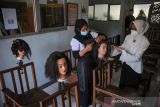 Seorang siswa tuna rungu mengikuti pelatihan salon kecantikan di Panti Dinas Sosial Provinsi Jawa Barat, Cimahi, Jawa Barat, Selasa (12/10/2021). Panti Sosial Rehabilitasi Penyandang Disabilitas Dinas Sosial Provinsi Jawa Barat memberikan berbagai pelatihan seperti salon kecantikan, menjahit, kriya kayu, kuliner dan otomotif kepada siswa disabilitas secara gratis untuk melatih kemandirian disabilitas. ANTARA FOTO/Raisan Al Farisi/agr