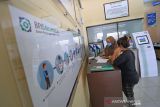 Petugas melayani peserta BPJS kesehatan secara tatap muka di kantor BPJS Kesehatan Kabupaten Indramayu, Jawa Barat, Selasa (12/10/2021). Dewan Jaminan Sosial Nasional (DJSN) mengungkapkan layanan BPJS Kesehatan berdasarkan kelas 1, 2, dan 3 akan diganti menjadi kelas standar pada 2022, kriteria ini untuk meningkatkan mutu dan keselamatan pasien yang lebih optimal tanpa ada perbedaan, sehingga pasien JKN akan dilayani dengan lebih baik. ANTARA FOTO/Dedhez Anggara/agr