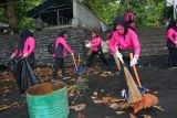 Bhayangkari Sulut bersih-bersih di Pantai Walet Bitung