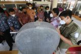 Sejumlah peserta berlatih membaca aksara Jawa kuno pada prasasti saat kegiatan bertajuk 