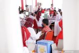 Petugas menyuntikkan vaksin COVID-19 dosis pertama ke lengan kiri siswi peserta vaksinasi masal di SMPN 3 Tulungagung, Tulungagung, Jawa Timur, Selasa (12/10/2021). Vaksinasi pelajar dan  remaja non-pelajar usia 12 -18 tahun dipercepat guna membangun kekebalan tubuh individu maupun komunal, seiring penerapan pembelajaran tatap muka (PTM) di sekolah-sekolah daerah itu. Antara Jatim/Destyan Sujarwoko/zk.