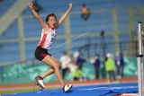 Atlet Bali Ni Made Eppi berselebrasi usai lompatannya berhasil dalam final lompat tinggi putri PON Papua di Stadion Atletik Mimika Sport Centre, Kabupaten Mimika, Papua, Rabu (13/10/2021). Ni Made Eppi meraih medali emas, sementara atlet Jawa Barat Ika Puspa Dewi meraih medali perak dan atlet DKI Jakarta Nadia Anggraini meraih medali perunggu. ANTARA FOTO/Aditya Pradana Putra/nym.