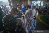 Ratusan warga Padang diberi kesempatan kunjungi KRI Bontang dan terima suntik vaksin