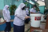 Siswa SMP salah satu sekolah di Sukabumi sedang mempratikan cara mencuci tangan memakai sabun yang baik dan benar. (Foto Antara/HO/PMI/IFRC).
