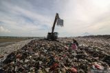 Pemulung mengumpulkan sampah plastik di Tempat Pembuangan Akhir (TPA) Sampah di Jabon, Sidoarjo, Jawa Timur, Kamis (14/10/2021). Menurut Dinas Lingkungan Hidup dan Kebersihan setempat, setiap hari Tempat Pembuangan Akhir (TPA) Sampah di Jabon menerima kiriman sampah sebanyak 460-500 ton yang menyebabkan penumpukan. Antara Jatim/Umarul Faruq/zk.