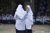 DRAMA HARI KESEHATAN MENTAL SEDUNIA DI TENGAH PANDEMI COVID-19. Seorang pelajar berupaya menghibur temannya dalam kesediahan akibat mendapat perlakukan kurang baik dari rekannya  dalam pementasan drama pendikan memperingati Hari Kesehetan Mental Sedunia di MTsN-I Banda Aceh, Aceh, Kamis (14/10/2021). Penampilan drama pendidikan dalam rangka memperingati Hari Kesehatan Mental Sedunia dengan tema, 