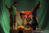 Aktor Ngaos Art mementaskan lakon Aktor Amatir di Studio Ngaos Art, Perum Amanda Residence, Kota Tasikmalaya, Jawa Barat, Rabu (13/10/2021) malam. Pementasan teater yang disutradarai Ab Asmarandana itu menceritakan kehidupan dunia teater dengan pesan berdamai dengan diri sendiri. ANTARA FOTO/Adeng Bustomi/agr
